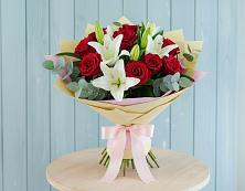 Букет цветов из:  Лилии и Розы в Высоком