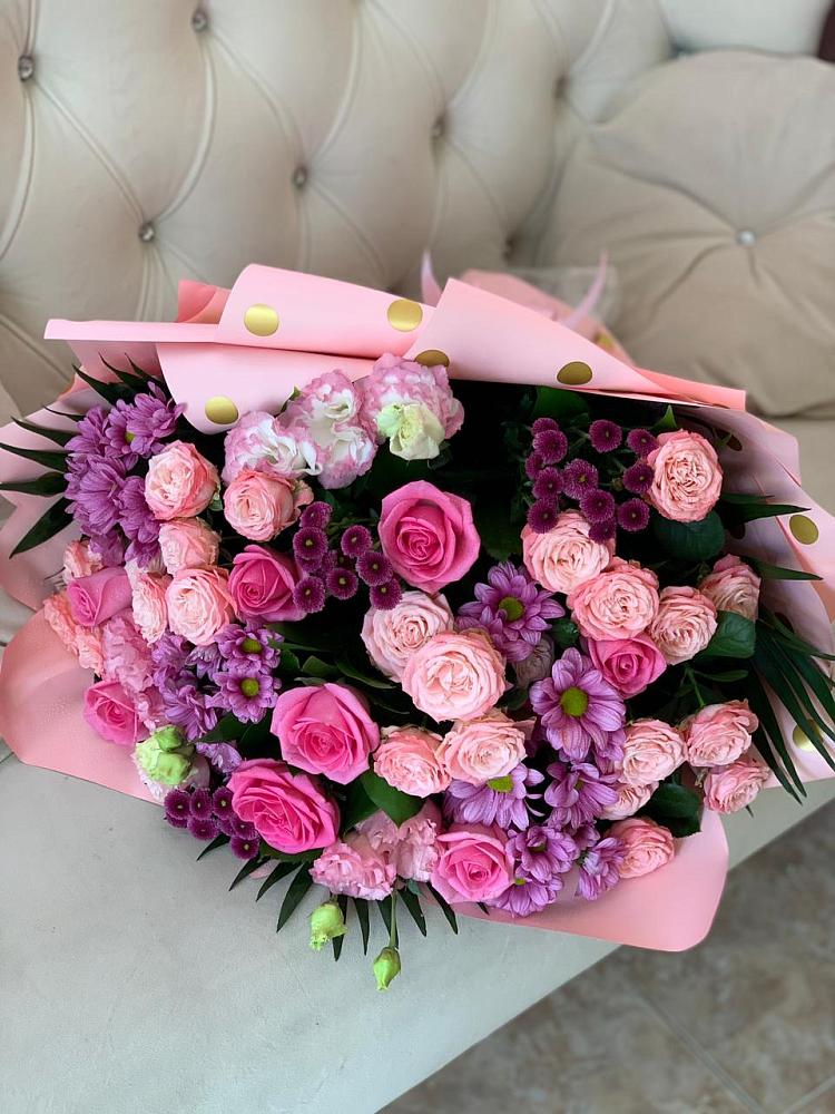 Букет цветов из: Хризантемы, Розы и Лизиантусы в Высоком