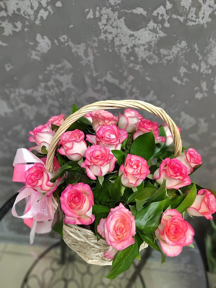 Цветочная композиция из Розы в корзине в Высоком