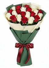 Букет Микс из красных и белых роз в Высоком