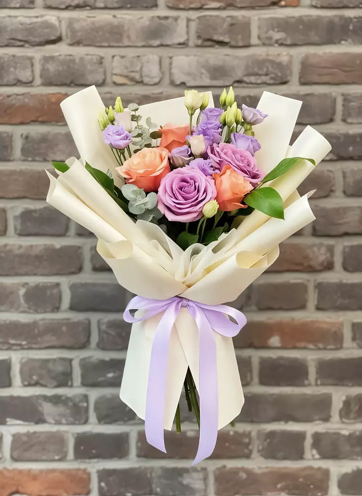 Букет цветов из: Лизиантусы и Розы в Высоком