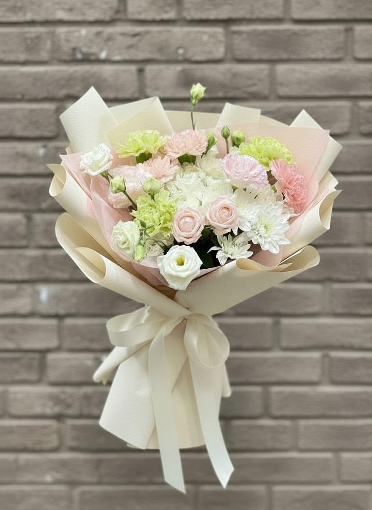 Букет цветов из: Гвоздики, Розы, Лизиантусы и Хризантемы в Высоком