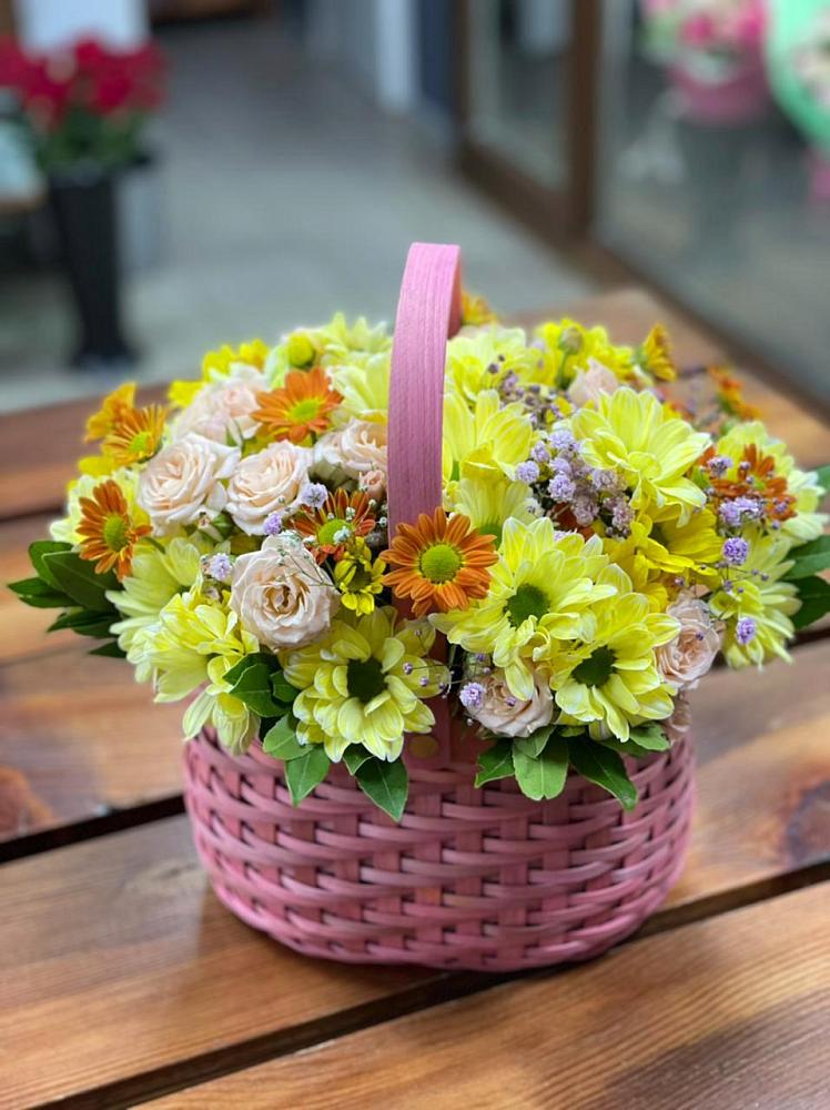 Цветочная композиция из Хризантемы и Розы в корзине в Высоком