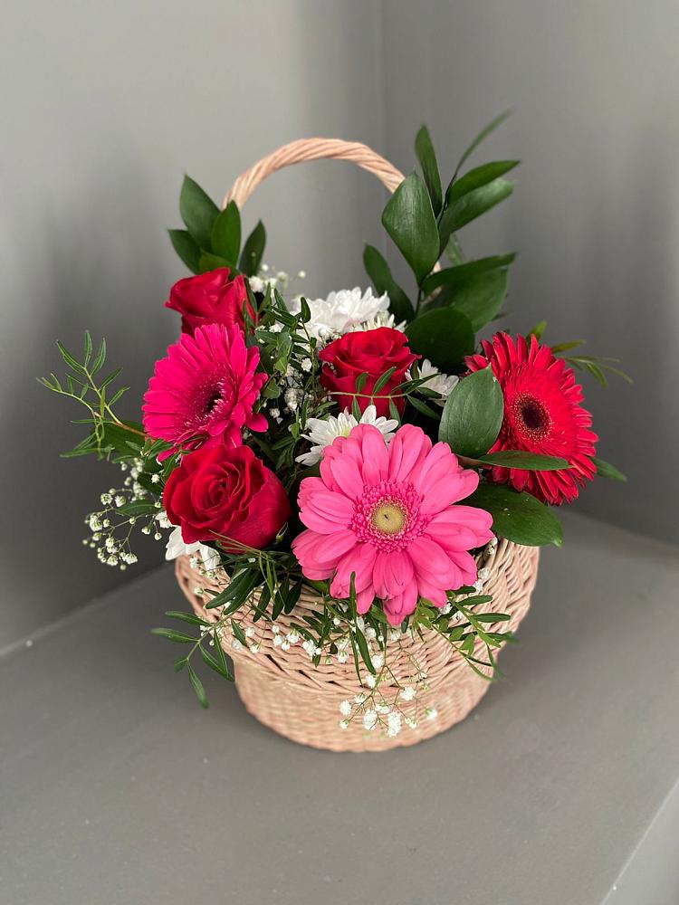 Цветочная композиция из Розы, Хризантемы и Герберы в корзине в Высоком