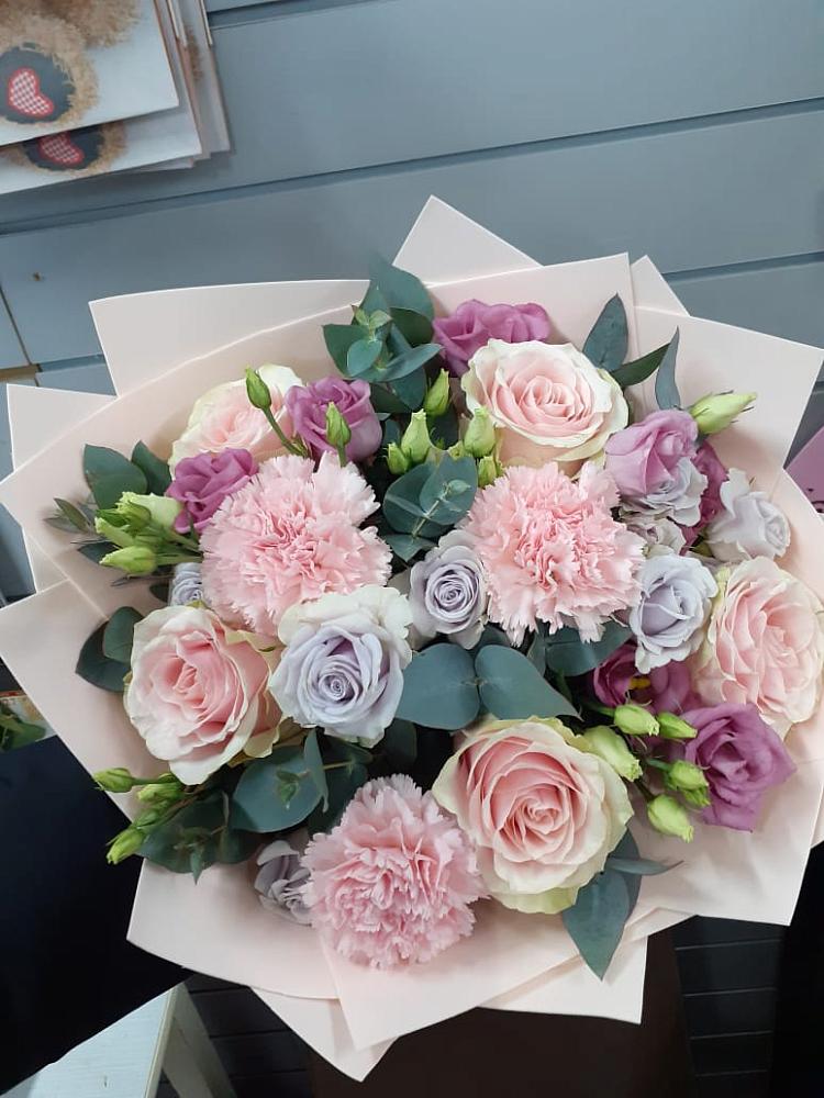 Букет цветов из: Розы, Гвоздики и Лизиантусы в Высоком