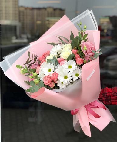 Букет цветов из: Розы, Лизиантусы и Хризантемы в Высоком