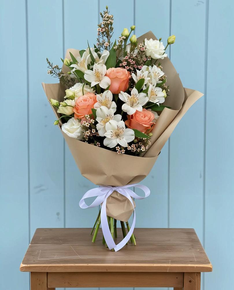 Букет цветов из: Альстромерии, Лизиантусы, Розы и Хризантемы в Высоком