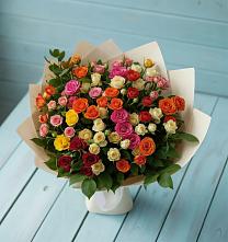 Букет Микс из разноцветных кустовых роз в Высоком